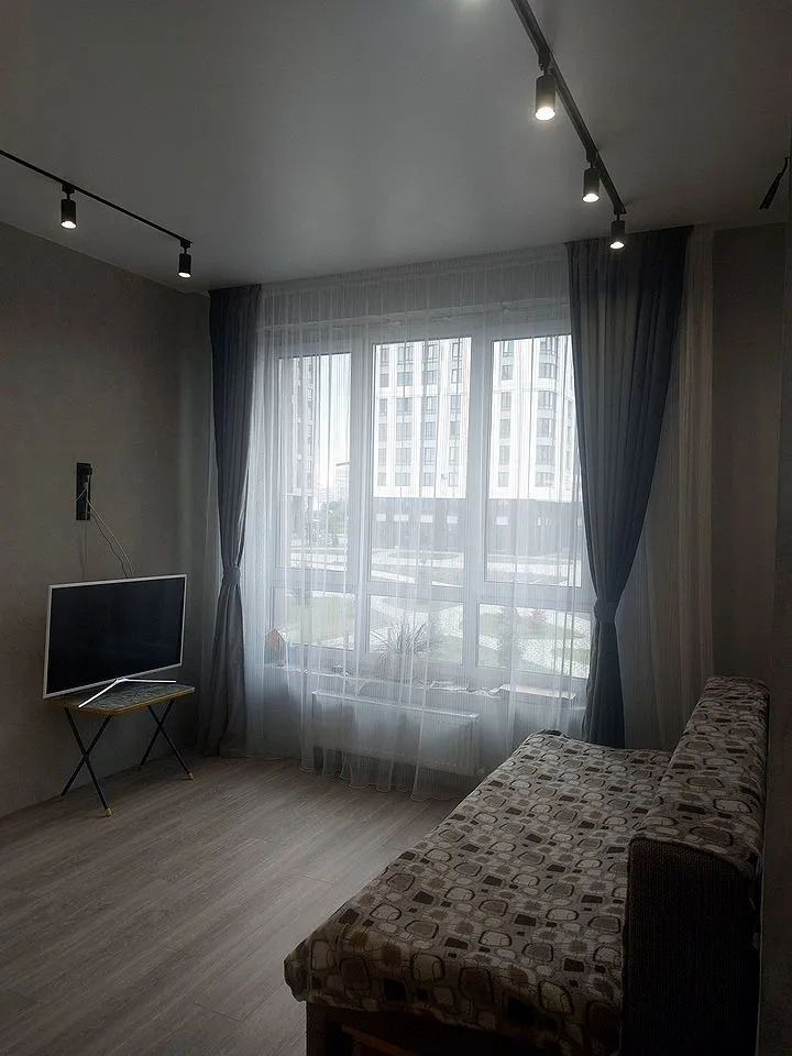 Продается 3-х комнатная квартира в монолитном доме 2024 года постройки.Комнаты изолированные,панорамные окна.С/у совмещен выложен кафелем,установлен теплый пол, инсталляция. Остается встроенный кухонный гарнитур.