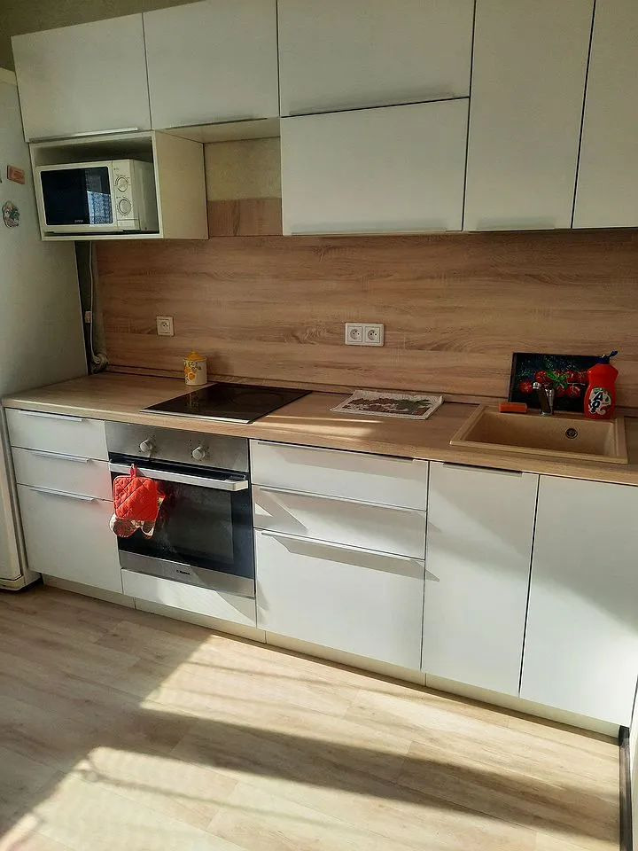 Предлагаем 2-х комнатную квартиру улучшенной планировки с изолированными комнатами.С/у раздельный выложен кафелем.Балкон застеклен,установлены стеклопакеты.Прекрасная инфраструктура-школа №97, магазины,детский сад все в шаговой доступности для вас.