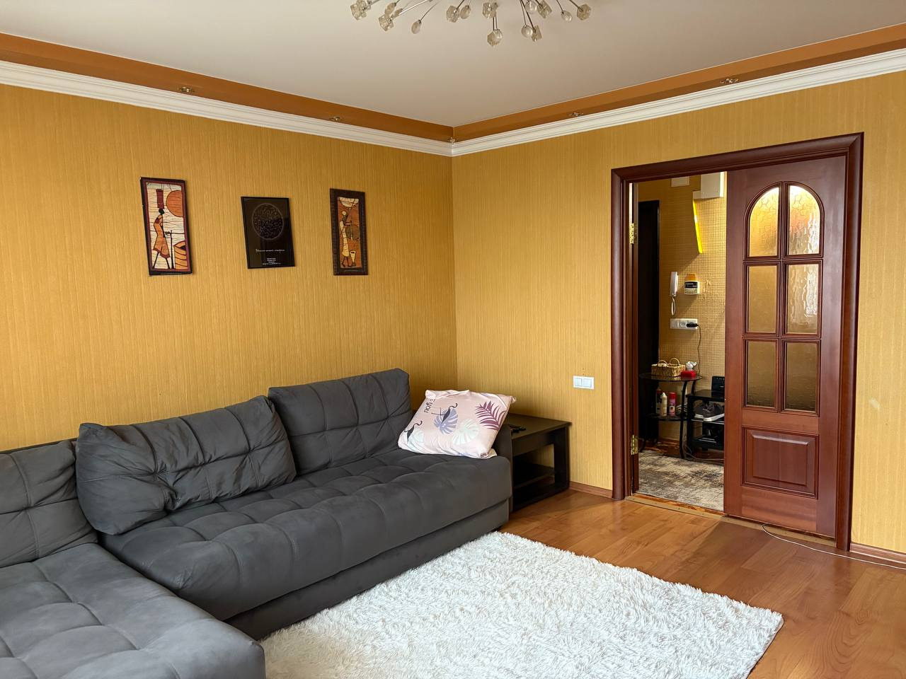 Предлагаем к покупке светлую и просторную квартиру для большой и дружной семьи! В квартире все комнаты изолированные (12,5, 19,2, 12,4, 12,4) кв.м. В квартире установлены стеклопакеты, выполнен косметический ремонт. С/у раздельный выложен кафелем, установлены биметаллические радиаторы, деревянные ме