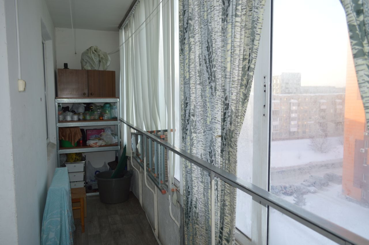 Продается 1-комнатная квартира в доме 2011 года постройки.Отличное месторасположение,вокруг есть всё школа,детский сад,магазины, до остановки 10-15 минут.С/у совмещен,выложен кафелем,установлена душевая кабина. Лоджия на два окна,большая и просторная.Квартира с косметическим ремонтом.