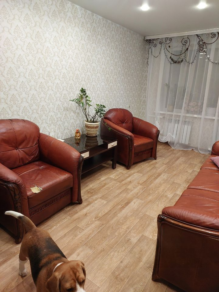 Предлагаем к покупке 3-х комнатную квартиру с изолированными комнатами и хорошим ремонтом.С/у раздельный,лоджия застеклена. Во дворе два детских сада,школы.Рядом остановки,бульварное кольцо.