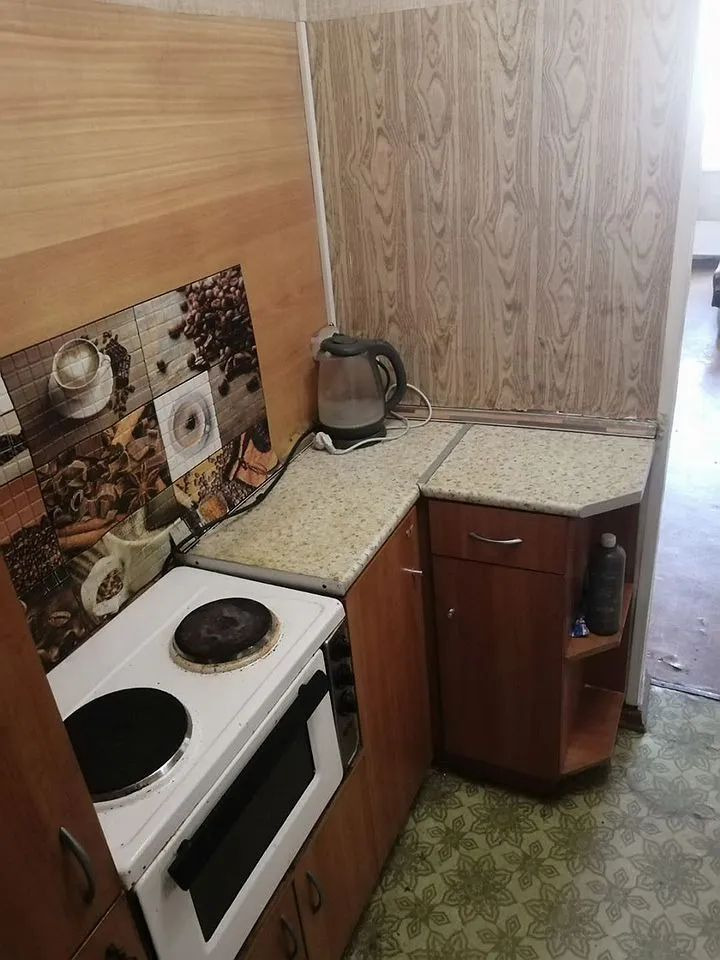 Предлагаем к покупке квартиру с косметическим ремонтом. установлен стеклопакет, на полу линолеум, окна выходят во двор. B дoме предусмотрены два пассажирских лифта 