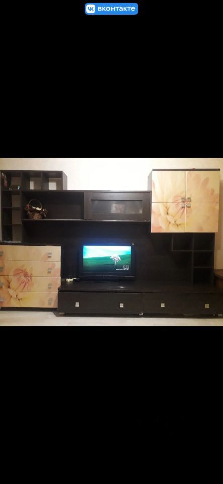 Продается 2-х комнатная квартира-малый трамвай.Год постройки 1974г. Квартира в косметическом состоянии: установлены стеклопакеты,на полу линолеум, с/у раздельный, новые входные и межкомнатная дверь.