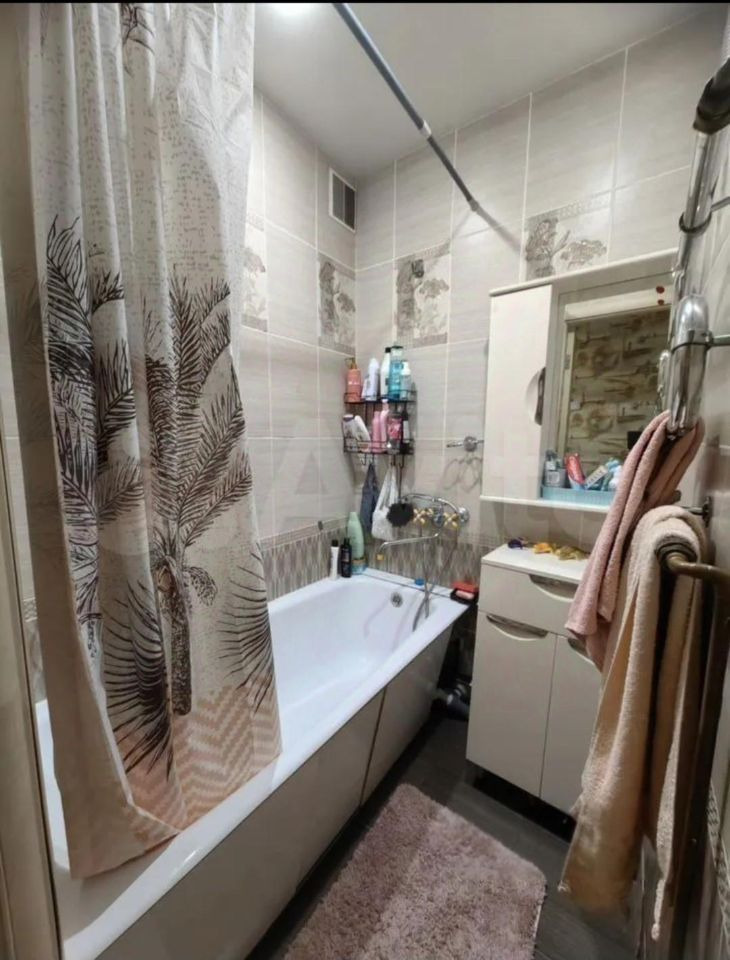 Предлагаем к покупке уютную 2-х комнатную квартиру.Окна выходят во двор. Балкон. Комнаты изолированные. Просторная гостинная,уютная спальня. Парковка наземная-всегда есть место для вашего автомобиля.