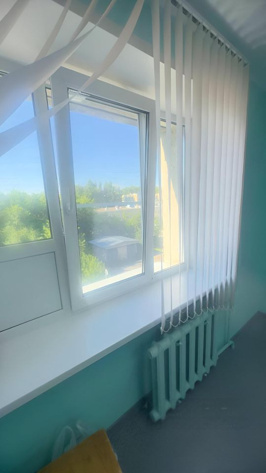 Квартира-студия с ремонтом, светлая. Надежная и современная входная дверь. Дом 1992 года постройки. Санузел общий  на этаже, рядом с комнатой при желании можно провести. Счетчик в комнате. Рядом с домом находятся детские сады, школы, клиники и магазины. Всего в нескольких минутах ходьбы находятся ос