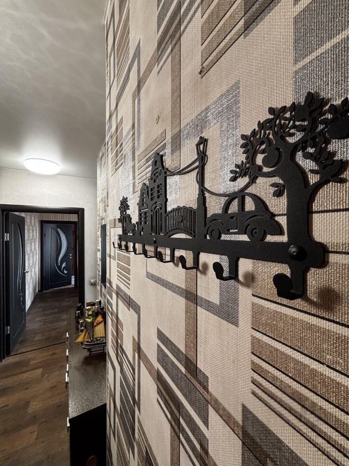 Предлагаем к покупке уютную и ухоженную квартиру.Дом 1963 года постройки. Комнаты смежные. Выполнен хороший ремонт, квартира полностью мебелирована и оснащена бытовой техникой. С/у совмещ и выложен кафелем. Балкон застеклен и облагорожен.