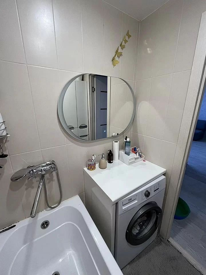 Предлагаем к покупке уютную однокомнатную квартиру.Дом 1984 года постройки-панельный. В квартире косметический ремонт. Есть балкон. С/у раздельный выложен кафелем.В квартирe оcтается функционaльнaя вcтрoеннaя кухня. Развитая инфрастpуктуpа, вce в шаговoй дocтупнocти, школа,во дворе детский сад,магаз