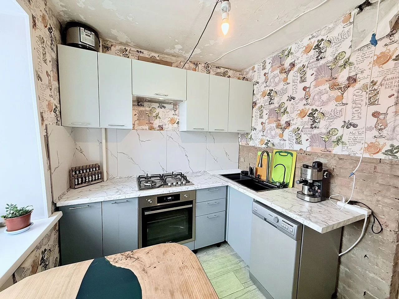 Предлагаем квартиру в кирпичном доме. Дом газифицирован, одно окно стеклопакет, остальные деревянные.Балкон во двор. С/у совмещен, кафель до середины стены.