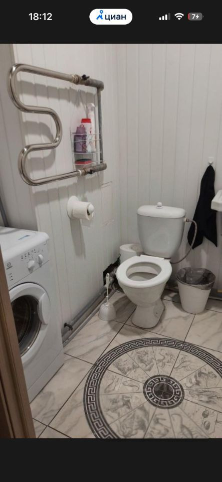 Дом 2021г. С/у совмещен выложен кафелем,установлена ванна.На полу линолеум.Натяжной потолок. Окно во двор.