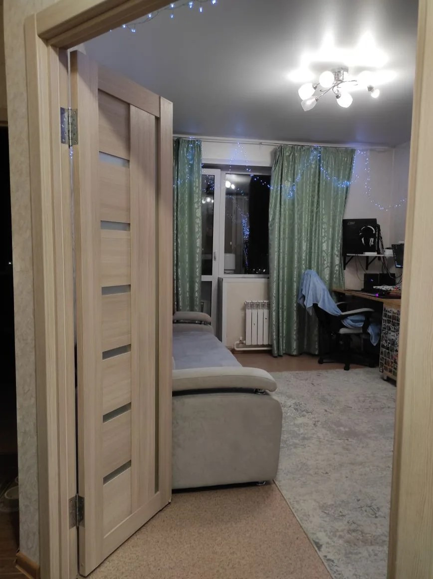 Предлагаем к покупке уютную квартиру в хорошем состоянии. Комнаты изолированные. С/у совмещен выложен кафелем. В доме есть пассажирский и грузовой лифты, а также открытая парковка во дворе. Для активного отдыха предусмотрена спортивная площадка.В квартире есть гардеробная, балкон. Окна на две сторон