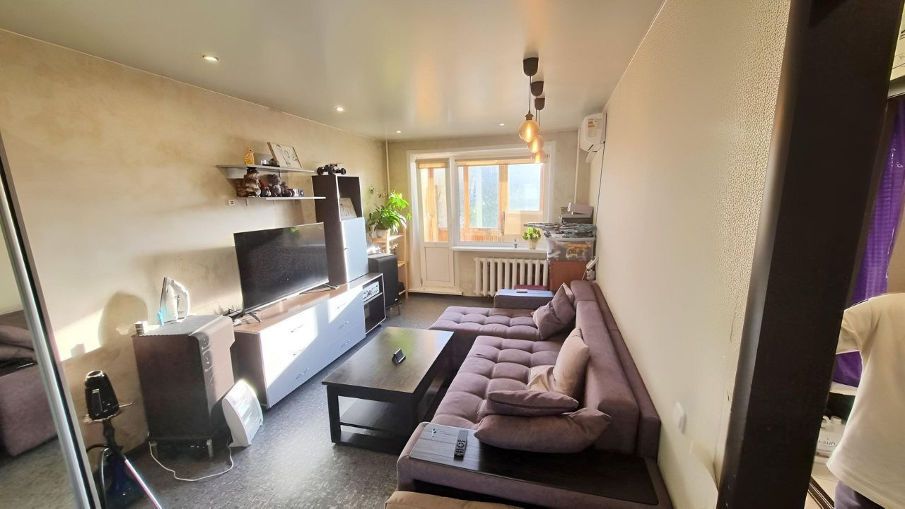 Квартира в панельном доме,с/у раздельный. Дом расположен во дворе.В квартире выполнен хороший ремонт.