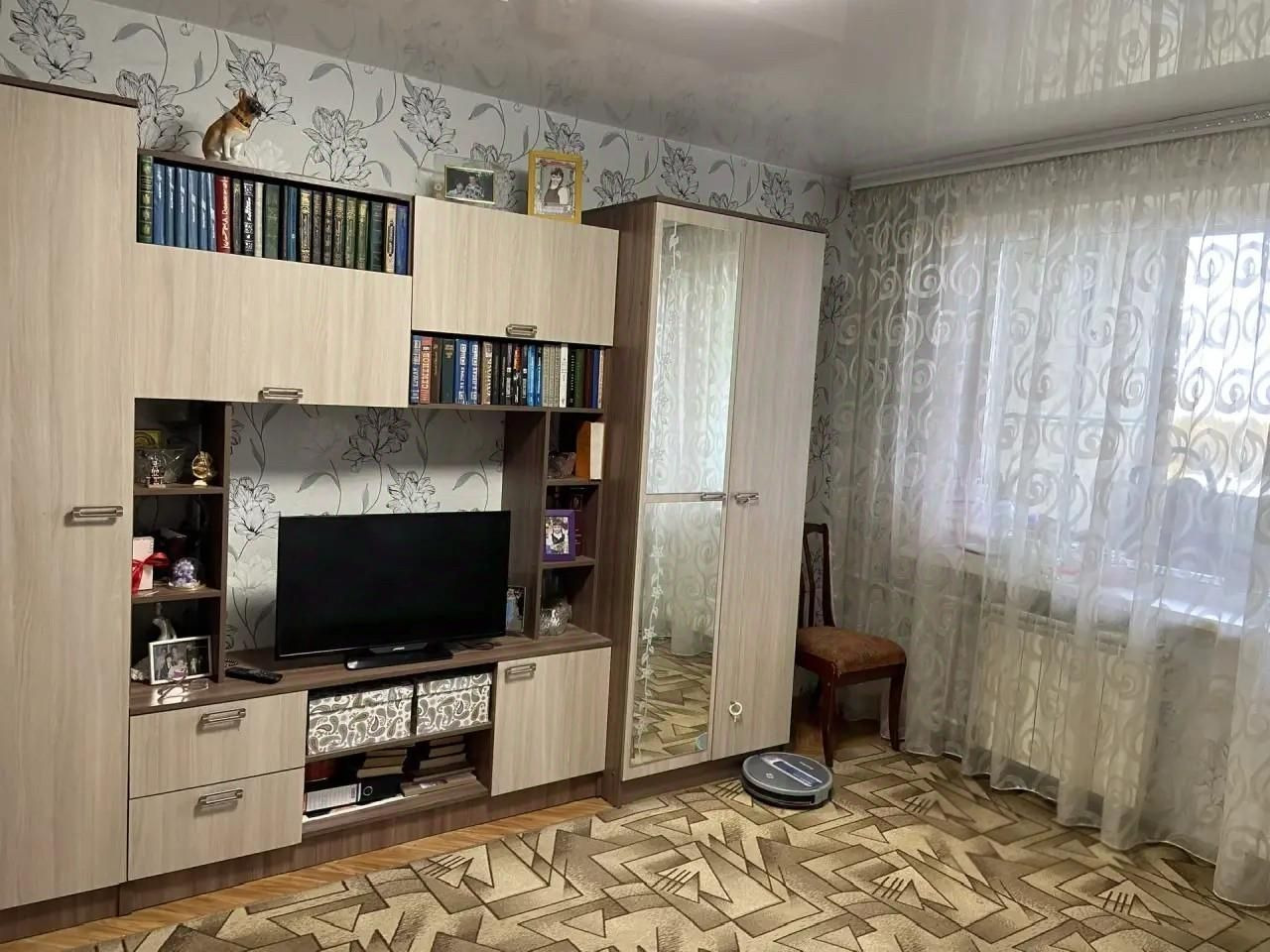 2-х комнатная квартира в панельном доме 1970 года постройки. Квартира улучшенной планировки с изолированными комнатами.Выполнен косметический ремонт:стеклопакеты,на полу линолеум, на стенах аккуратные обои.С/у раздельный,никаких перепланировок в квартире нет.В квартире есть просторная застекленная л