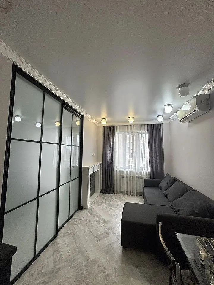 Предлагаем к покупке отличную квартиру комфорт класса с дизайнерским ремонтом.Квартира расположена в монолитно-кирпичном доме 2015г постройки.Есть застекленный балкон.Новому владельцу остается вся мебель и техника.