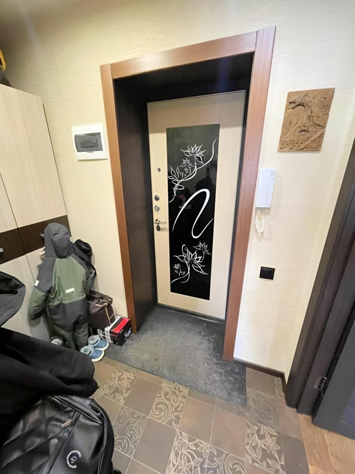 Квартира в кирпичном доме.Есть балкон,застеклен.Выполнен ремонт,новая электропроводка,залит пол сверху настелен линолеум хорошего качества,установлены новые радиаторы,натяжной потолок. С/у совмещен выложен аккуратно кафелем. 