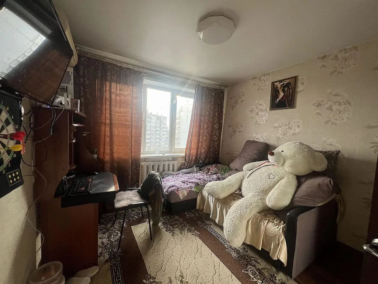 1-комнатная квартира в доме 1986 года постройки.Дом панельный.С/у совмещен кафель, есть балкон застеклен.