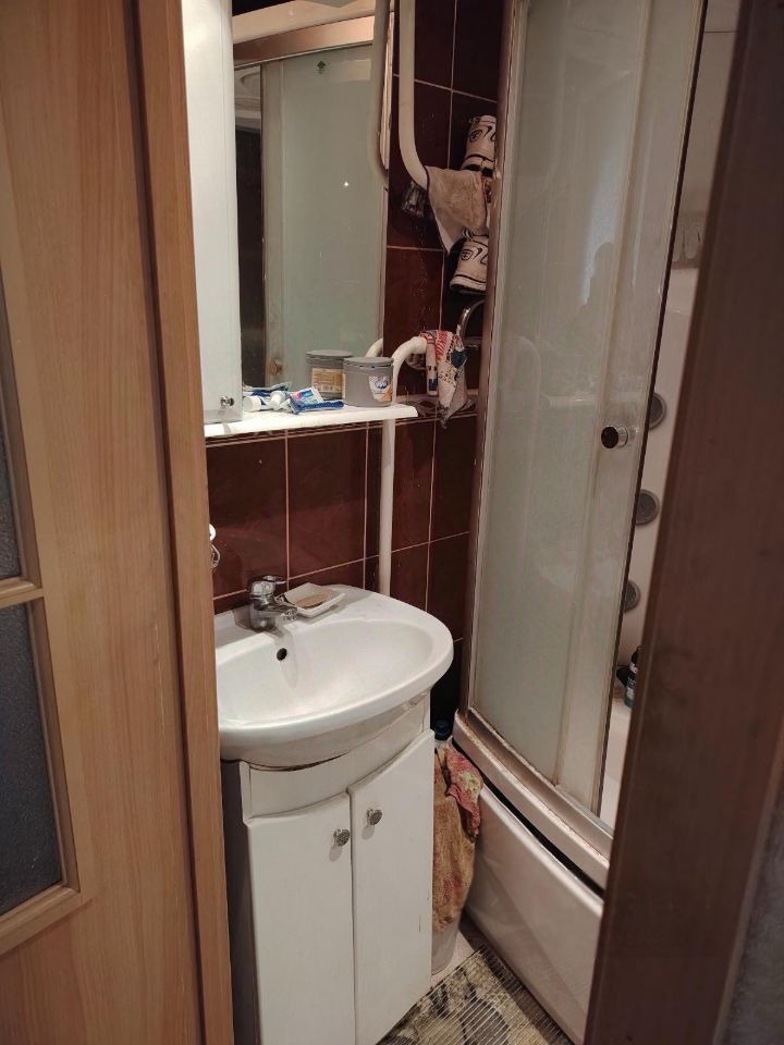 Предлагаем 2-х комнатную квартиру в отличном районе с развитой инфраструктурой: школа,сады,остановки,прогулочные зоны, двор ухоженный. Квартира в косметическом состоянии,с/у совмещен-кафель.