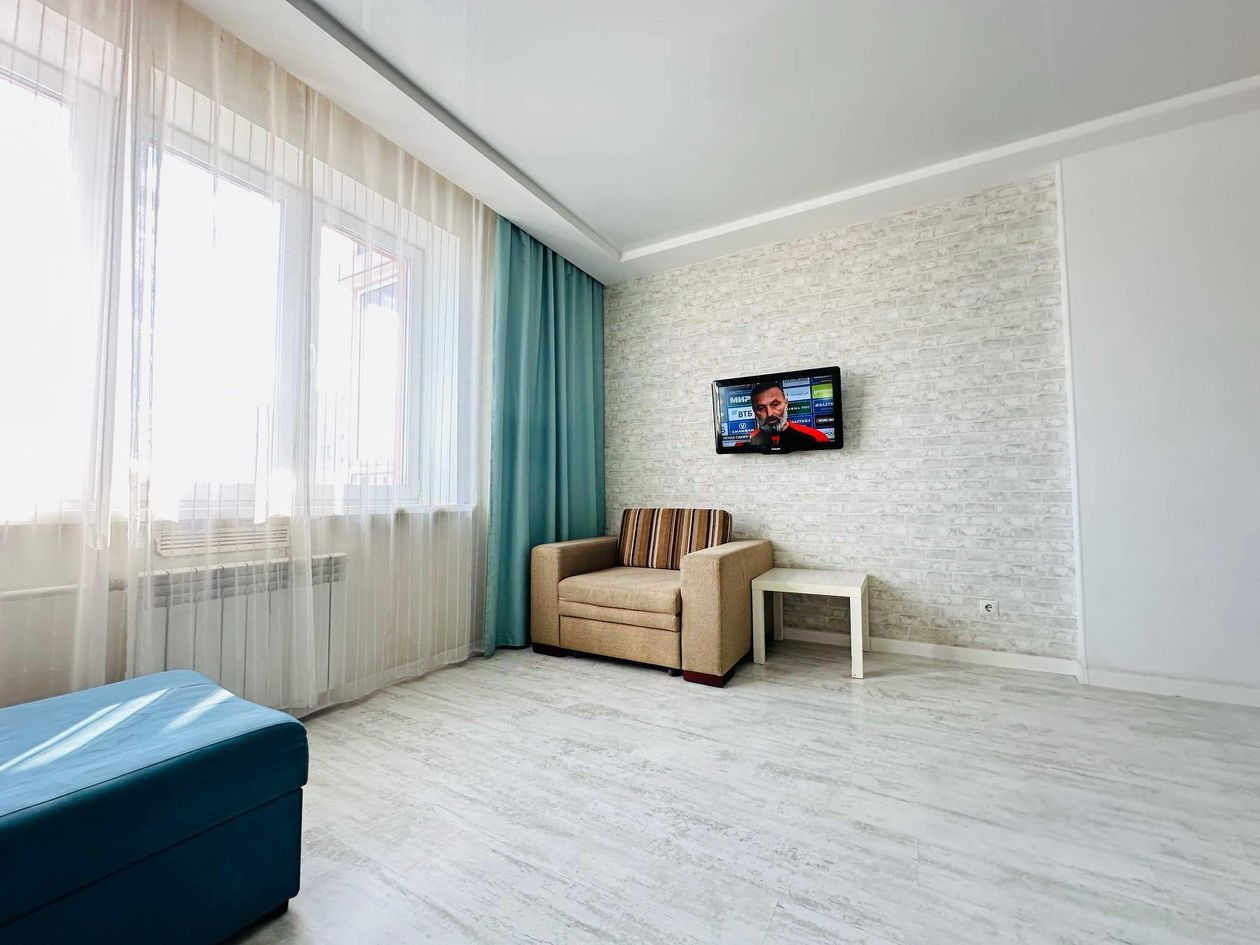 Видовая квартира, Евро 2-шка. Состояние отличное,ремонт дизайнерский,мебель,техника,кондиционер. Дом кирпичный. В квартире установлен кондиционер.Установлена современная джакузи и инсталляция с унитазом. Прихожая и спальня со встроенными шкафами-купе. Встроенная кухня с бытовой техникой.  Установлен