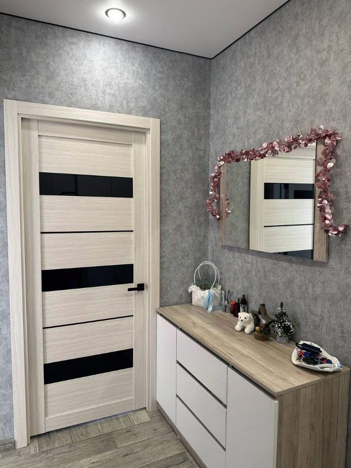 Предлагаем квартиру с отличным расположением и видом. Квартира с изолированными комнатами со свежим ремонтом: заменены межкомнатные и входная двери, в современном стиле натянуты потолки и установлена подсветка, новые радиаторы отопления. В квартире остается кухонный гарнитур и техника, кровать, вмес