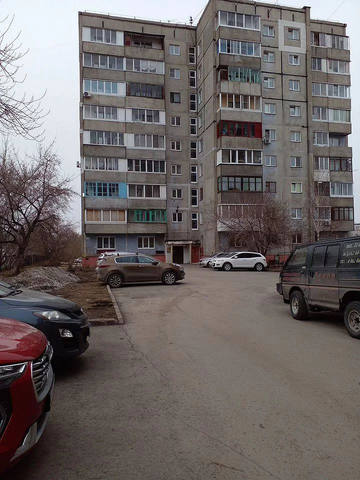 Квартира в панельном доме со свежим косметическим ремонтом. В квартире есть балкон и лоджия застеклены. С/у совмещен и выложен кафелем, установлены стеклопакеты,натяжной потолок. Квартира с мебелью и техникой.