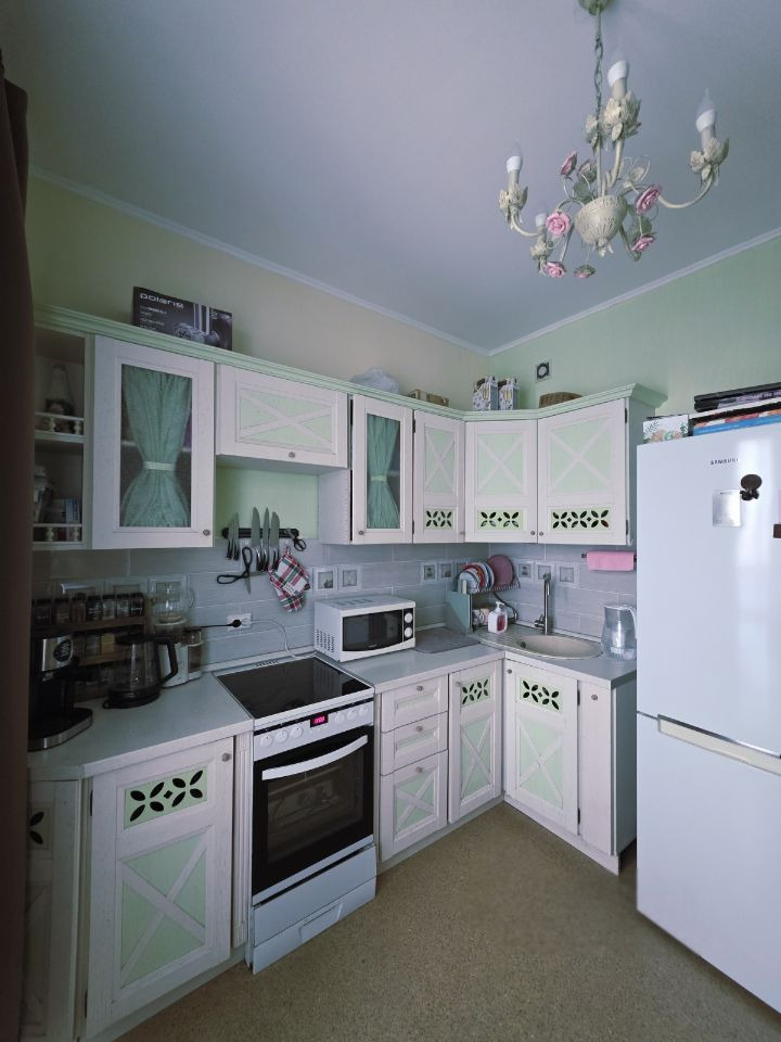 Предлагаем к покупке светлую и уютную квартиру вдали от заводов. Окна выходят на лес,что позволяет наслаждаться свежим воздухом. В квартире выполнен аккуратный косметический ремонт. С/у совмещен и выложен кафелем.Большая лоджия застеклена. Рядом есть магазины,школа,детский сад.