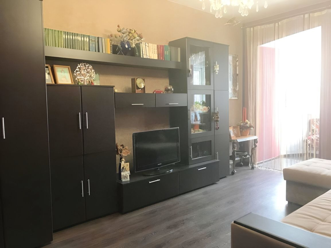 В продаже полнометражная квартира в самом центре города!!! Высокие потолки, просторные и изолированные комнаты. Вид на сквер,который необыкновенно светится в вечернее время. Зелёный благоустроенный двор с детской площадкой. Закрытая дворовая территория, видеонаблюдение, парковка личного авто у подъе