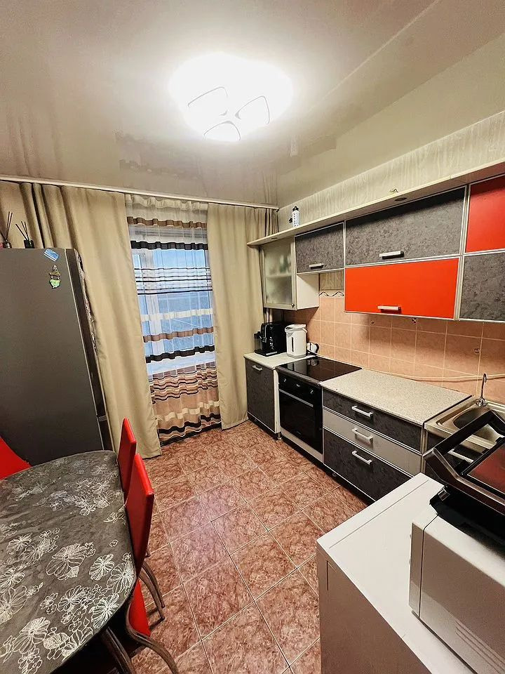 Предлагаем к покупке квартиру в самом центре района Радуга. В квартире комнаты изолированные, просторная кухня. Очень теплая квартира,что зимой все батареи перекрыты.С/у раздельный выложен кафелем.В кухне и коридоре на полу выложено плиткой, комнаты линолеум.Балкон застеклен.