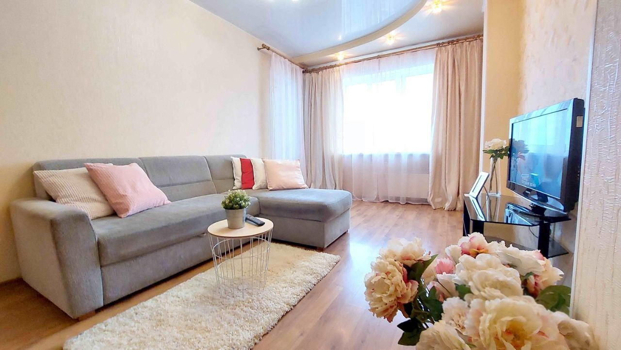 2-х комнатная квартира в кирпичном доме 2008 года постройки. Квартира с качественным современным ремонтом в светлых тонах. Имеется большая застеклённая лоджия. Отличная звуко и тепло изоляция квартиры. Дом оборудован пассажирским и грузовым лифтами, что добавляет удобства в повседневной жизни. На те