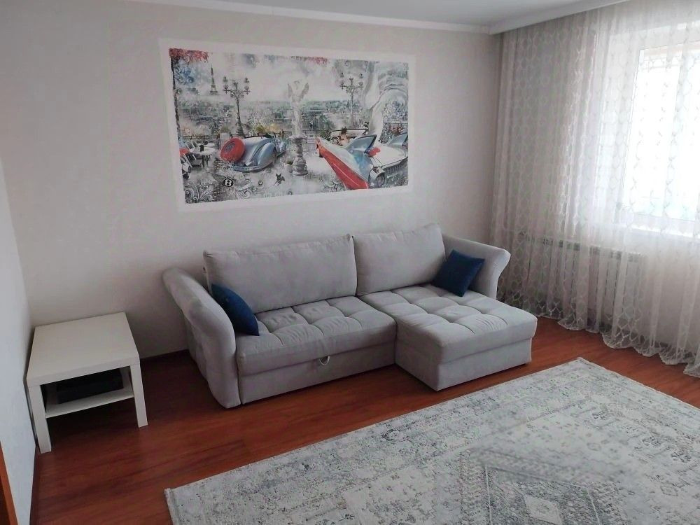 Продается 3-х комнатная квартира в панельном доме. В ней выполнен дизайнерский ремонт, просто заходи и живи. Видовой вид из окна.В зале и спальне стены оформлены фресками. Есть гардеробная.С/у раздельный выложен кафелем. Балкон и лоджия застеклены.