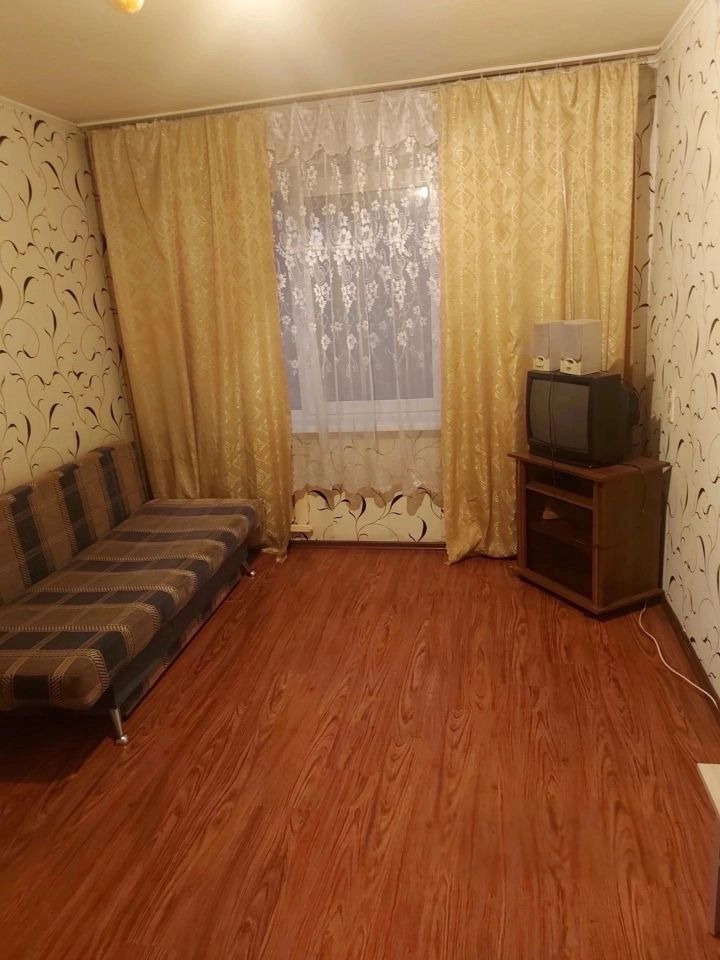 Предлагаем к покупке отличную квартиру. Квартира в хорошем состоянии:В комнате ламинат, стеклопакет, кафель в сан узле.
Квартира ОБСТАВЛЕНА. Есть: Холодильник,печь, кухонный гарнитур,микроволновка, чайник,обеденный стол, табуретки, диван раздвижной, шкаф,стиральная машина. Возможна продажа со всей м