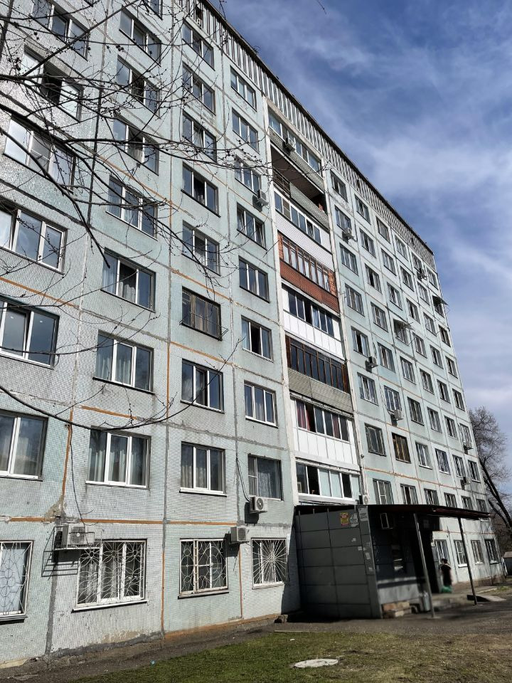 Квартира в панельном доме, установлен стеклопакет. Стены с/у обшиты пластиковыми панелями.Окно выходит во двор.Состояние обычное. Развитая инфраструктура,школа,детский сад,остановки,прогулочные зона Бульвара.