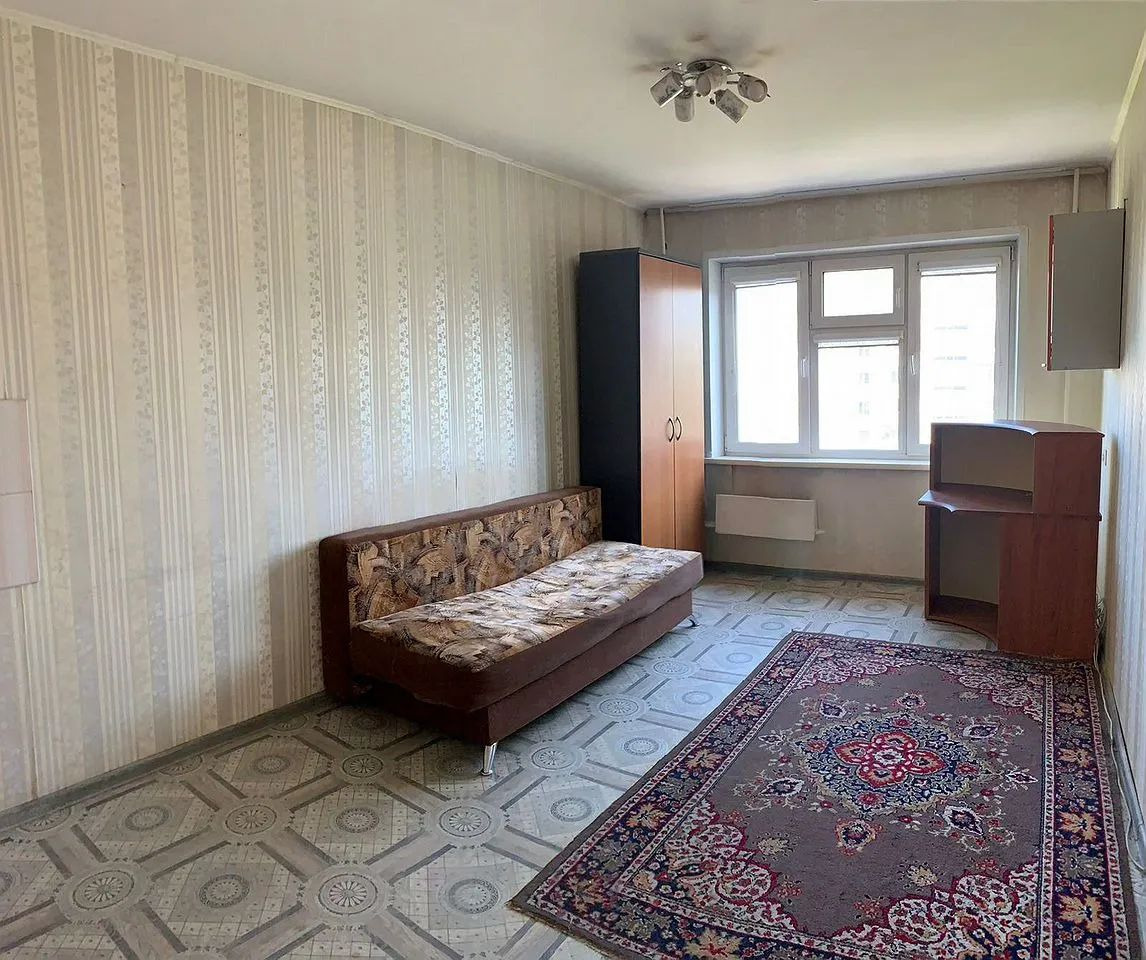 1-комнатная квартира с хорошим ремонтом.в квартире произведена замена сантехники,электропроводки,натяжной потолок,стеклопакет,на полу линолеум.Во дворе детская площадка,рядом остановки,магазины,детский сад,школа,мед.академия и несколько университетов.