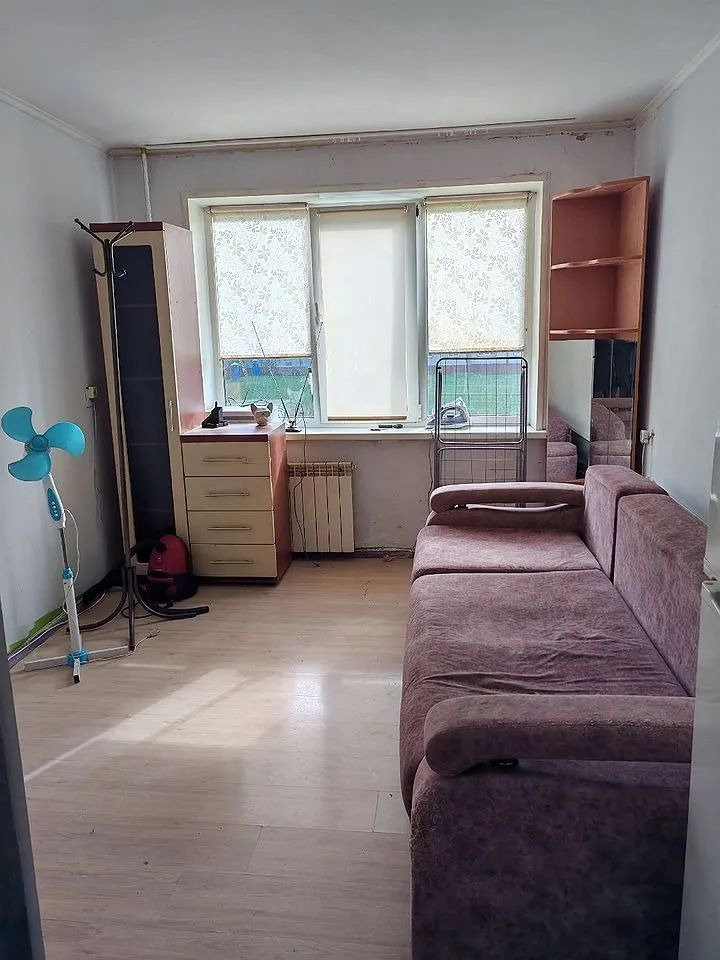 Предлагаем квартиру на среднем этаже в панельном доме.Стеклопакет,на полу линолеум,Состояние обычное.С/у совмещен и частично выложен кафелем.
