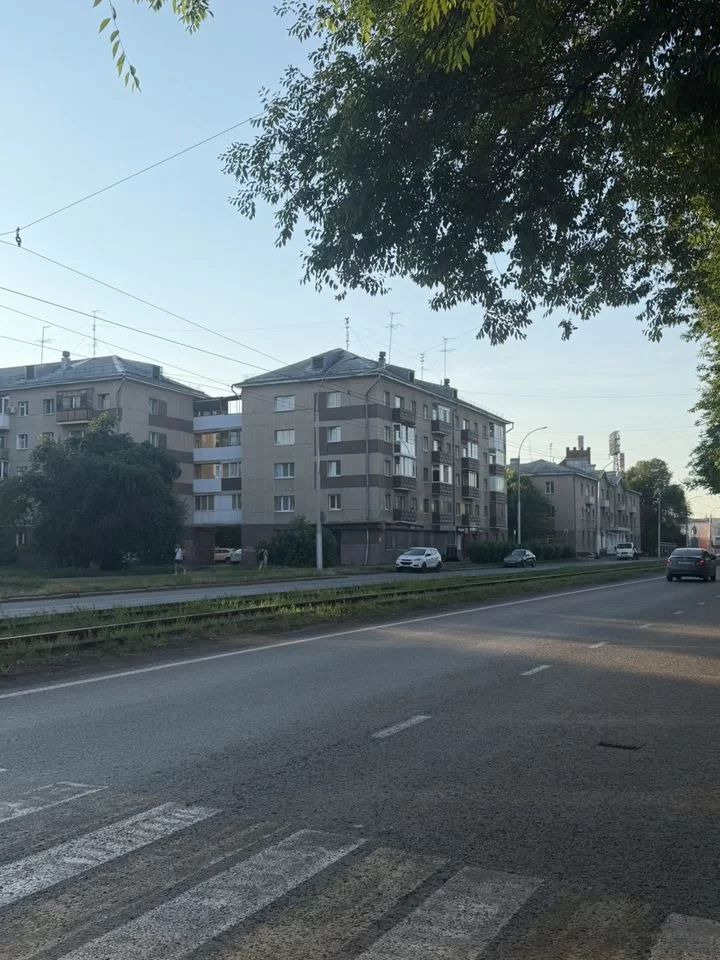 Предлагаем к покупке уютную квартиру в кирпичном доме 1961г. Состояние отличное,выполнен ремонт натянуты,на стенах обои,на полу линолеум. В квартире установлены бойлер на случай отключения горячей воды и кондиционер. Также в квартире оборудована удобная кухонная зона с холодильником, кухонным гарнит