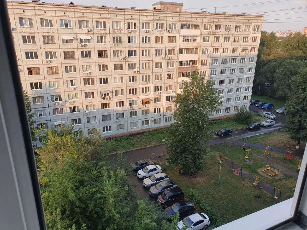 Предлагаем квартиру в обычном состоянии в удобной локации. В квартире состояние обычное: окно большое стеклопакет, с/у кафель. Хорошая транспортная развязка,вся необходимая инфраструктура рядом.
