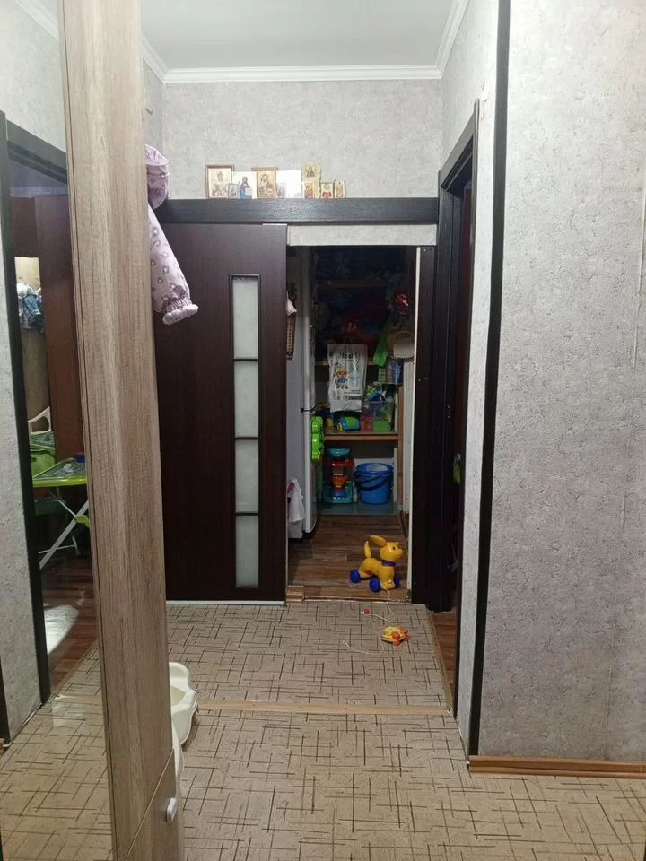 Продается квартира в кирпичном доме с изолированными комнатами.Окна на две стороны(запад,восток) .Квартира с хорошим ремонтом. Окна стеклопакеты, натяжные потолки, на полу линолеум. С/у раздельный ванна кафель,уборная обои. Поменяна сантехника и водопроводные трубы. Кирпичный дом гарантирует тепло и