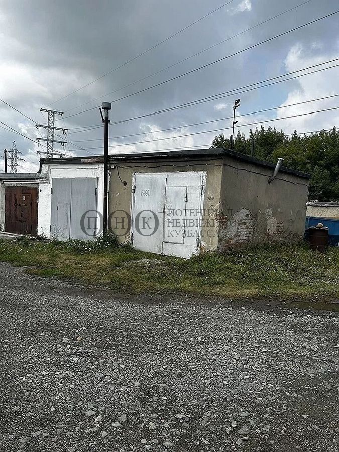 Продается гараж , площадью 19,8 кв.м, высота 2,9 кв.м. Есть яма , погреб. Въезд на территорию гаража шлагбаум, также охрана есть. Дорога зимой чистится.Торг возможен!!!