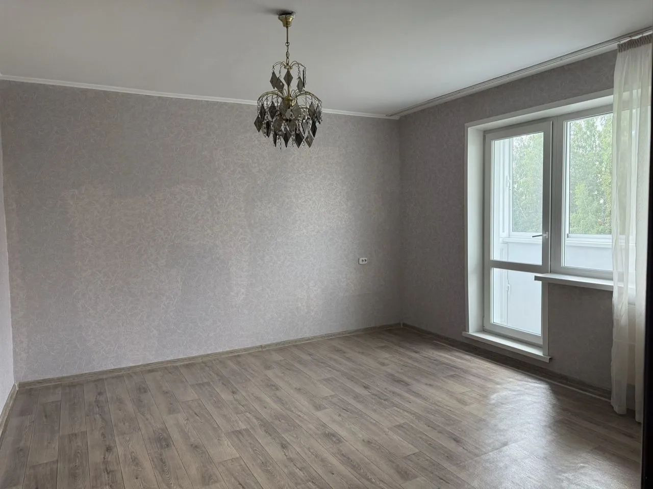Квартира в панельном доме улучшенной планировки, комнаты изолированные, не угловая с одной стороны арка. С/у раздельный выложенные кафелем,установлена в ванной душевая кабина, бойлер. Лоджия застеклена и облагорожена, 2 шкафа установлено.Остается мебель и техника.Кухня оборудована гарнитуром и бытов