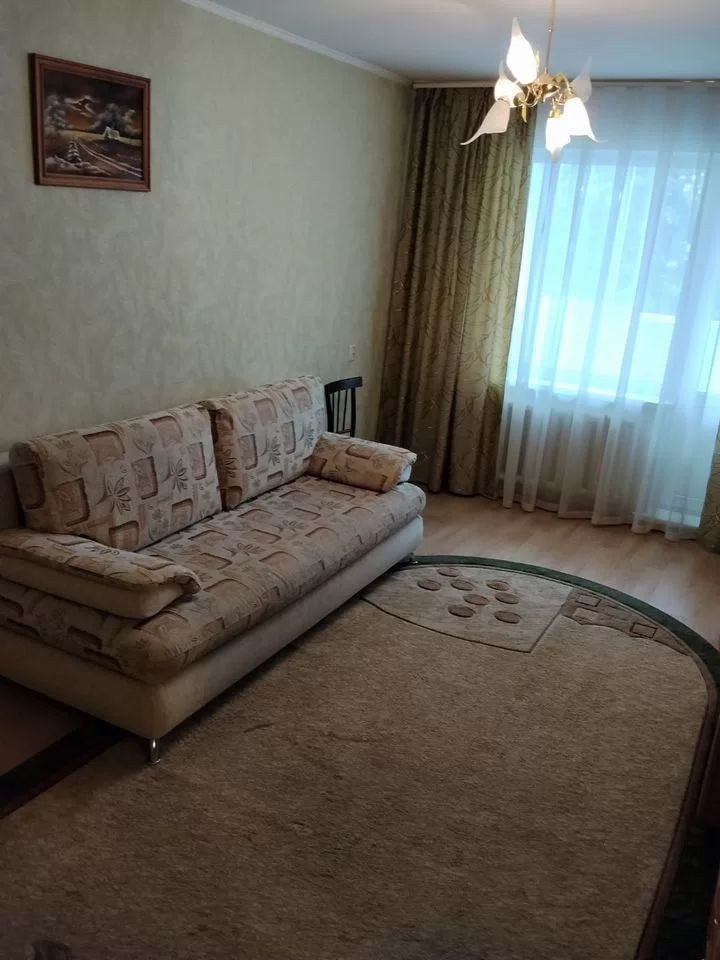 Квартира в панельном доме со смежно-изолированными комнатами. не угловая, теплая.Состояние квартиры хорошее: установлены стеклопакеты,  на полу в комнатах ламинат, на кухне линолеум, радиаторы установлены чугунные новые, балкон застеклен алюминием и установлены шкафчики. с/у раздельный, проведена ме
