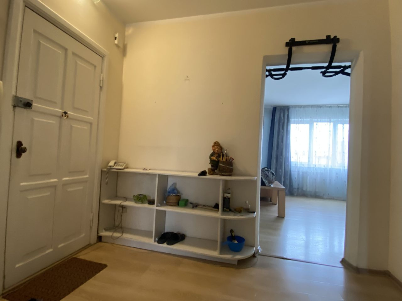 Предлагаем к покупке просторную квартиру с косметическим ремонтом. 3 комнаты изолированы, 1 комната проходная. Окна установлены стеклопакеты, на полу ламинат.С/у раздельный.Остается мебель в спальной, детской и на кухне,шкаф-купе и полки.