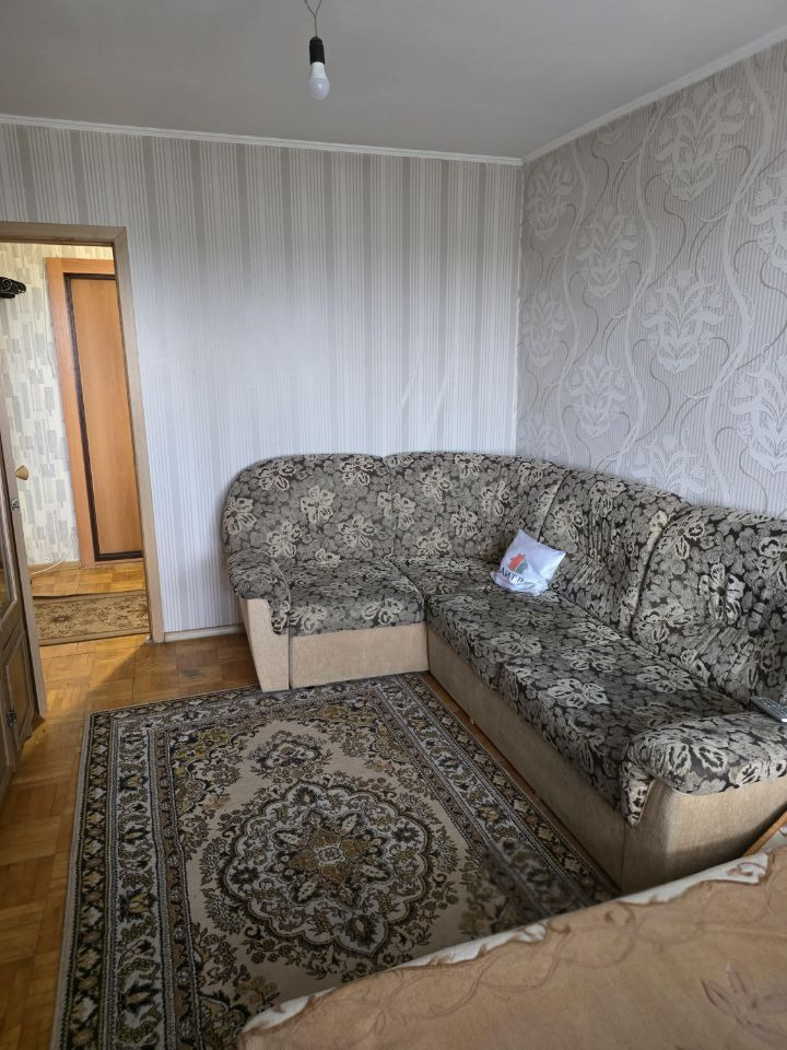 Продается 2-х комнатная квартира с изолированными комнатами. В квартире просторная кухня, 3 застекленные лоджии, раздельный с/у выложенный кафелем. В квартире вы сможете реализовать свои дизайнерские идеи, хотя состояние позволяет жить есть необходимые для этого предметы.На придомовой территории ест